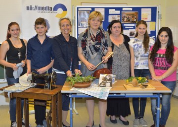 Schulfilm-Projekt „1945… trotzdem Kind“ des NÖ Medienzentrums präsentiert: Alina Ecker, Gerald Mayer, Pädagogin Heidemarie Kneissl (NMS Viehofen), Landesrätin Mag. Barbara Schwarz, Mag. Anita Lackenberger (Historikerin und Regisseurin), Nicole Langer, Ana Suladze (v.l.n.r.)