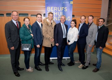 Landtagspräsident Karl Wilfing (Mitte), der Zweite Landtagspräsident Gerhard Karner (links), LAbg. Bernhard Heinreichsberger (3.v.l.), LAbg. Georg Ecker, LAbg. Christian Samwald (2.v.r.) und Klubobmann Martin Huber (rechts) mit Pädagogin Daniela Schödlbauer, Tim Schirrmacher und Vanessa Kolar von der Landesberufsschule Waldegg.