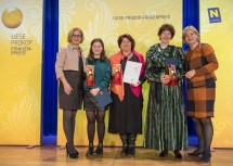 Gratulation an die Gewinnerinnen der Kategorie „Kunst, Kultur und Medien“: Landeshauptfrau Johanna Mikl-Leitner, Luna Al-Mousli, Renate Minarz, Karen De Pastel und Frauen-Landesrätin Barbara Schwarz (v.l.n.r.)