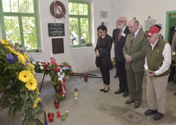 Kranzniederlegung durch Innenministerin Mag. Johanna Mikl-Leitner, Guy Dockendorf (Präsident des Internationalen Mauthausenkomitees), Landeshauptmann Dr. Erwin Pröll und den Überlebenden Max Garcia.