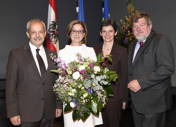 Landeshauptfrau Johanna Mikl-Leitner mit den Personalvertretern Hans Freiler (Obmann der LPV), Regina Pribitzer (Vorsitzende PV LWL) und Peter Maschat (Vorsitzender des ZBR).