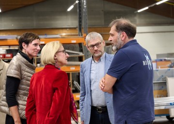 Landeshauptfrau Johanna Mikl-Leitner beim Betriebsbesuch bei METAGRO Edelstahltechnik AG in Hainfeld im Gespräch mit (v.l.n.r.) Vorständin Gerlinde Tröstl-Katinger, Prokurist Alfred Hochecker und Franz Meril-Hübler.