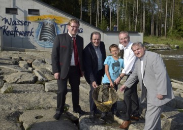 Neues Wasserkraftwerk an der Thaya. Im Bild von links nach rechts: Bezirkshauptmann-Stv. Dr. Markus Peham, Bürgermeister Ing. Eduard Köck, Matthäus Haidl, Umwelt-Landesrat Dr. Stephan Pernkopf und Pfarrer Mag. Wolfgang Auhser.