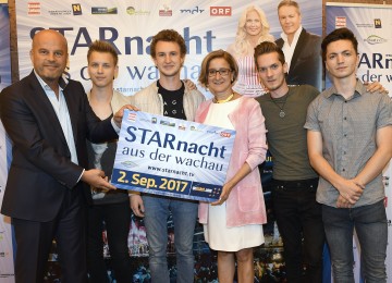 Freuen sich auf die 6. Starnacht aus der Wachau: Martin Ramusch (links), Gesellschafter der ip media marketing GmbH, und Landeshauptfrau Johanna Mikl-Leitner (3.v.r.) mit den Burschen der Band Tagtraeumer