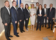 Konferenz des Instituts für Föderalismus unter dem Titel „Verwaltung im digitalen Zeitalter“ im Landhaus in St. Pölten: Georg Keuschnigg vom Institut für Föderalismus, Lars Feld von der Universität Freiburg, Institutsdirektor Peter Bußjäger, Sonja Mündl vom Softwarepark Hagenberg, Landeshauptfrau Johanna Mikl-Leitner, Christoph A. Schaltegger von den Universitäten Luzern und St. Gallen, Ines Härtel von der Europa-Universität Frankfurt a. d. Oder, Christoph Schramek vom Institut für Föderalismus und Landesamtsdirektor-Stellvertreter Johann Lampeitl (v.l.n.r.)