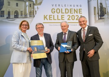 „Goldene Kelle“ für die Kapelle St. Margaretha in Auersthal (Bezirk Gänserndorf).  Landeshauptfrau Johanna Mikl-Leitner mit Planer Manfred H. Bauch, Eigentümer Ing. Rudolf Lahofer und NÖ Baudirektor Walter Steinacker (v.l.n.r.) 