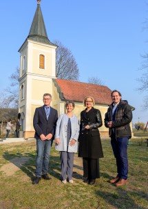 Ortsvorsteher Erich Westermeier, Bürgermeisterin Sabine Hopf, Landeshauptfrau Johanna Mikl-Leitner und NR-Abg. Andreas Minnich vor der renovierten Kapelle von Wiesen (v.l.n.r.)