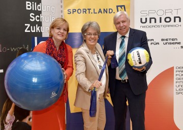 Landesrätin Mag. Barbara Schwarz, Landesrätin Dr. Petra Bohuslav und Mag. Johann Heuras, Amtsführender Präsident des Landesschulrates für Niederösterreich, gaben den Startschuss für das Pilotprojekt einer täglichen Bewegungs- und Sporteinheit an Niederösterreichs Schulen (von links nach rechts)