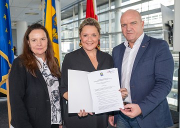 Vereinbarung zur Konsumentenberatung unterzeichnet. Im Bild von links nach rechts: AK NÖ-Direktorin Bettina Heise und Obfrau von „Pro Konsument“, Landesrätin Susanne Rosenkranz und AK NÖ-Präsident Markus Wieser