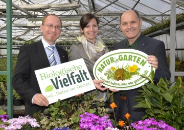 „Biologische Vielfalt im Naturgarten“ lautet der Schwerpunkt der Aktion „Natur im Garten“ für das Gartenjahr 2014. Mag. Joachim Brocks und DI Gisela Gundacker von der Aktion „Natur im Garten“ sowie LH-Stv. Mag. Wolfgang Sobotka präsentierten das neue Thema (v.l.n.r.)