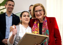 Landeshauptfrau Johanna Mikl-Leitner mit Delia Vulpe vom Restaurant Triad in Bad Schönau, die sich Gold in der Kategorie „Service“ im 1./2. Lehrjahr holte.