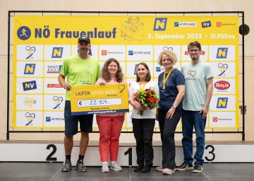 (v.l.n.r.): Christian Kohl (Initiator), Sabine Caslavka (NÖ Krebshilfe), Paulina Olivares (Erhalterin einer Stammzellenspende), Frauen-Landesrätin Christiane Teschl-Hofmeister und Mathias Schmid (Rotes Kreuz Stammzellenspende).