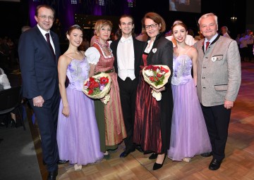 Bürgermeister Matthias Stadler (links), Ingrid Korosec (3. von links), Präsidentin des Österreichischen Seniorenbundes, Senioren-Landesrätin Christiane Teschl-Hofmeister (3. von rechts) und Herbert Nowohradsky (rechts), Landesobmann des Niederösterreichischen Seniorenbundes mit Tänzerinnen und Tänzer beim Jubiläumsball der NÖ Senioren