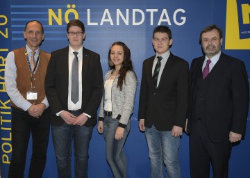 Jugendenquete „Politik hört zu\" im NÖ Landtag mit rund 200 Schülern: Landtagspräsident Ing. Hans Penz und Universitätsprofessor Dr. Peter Filzmaier konnten zahlreiche Teilnehmerinnen und Teilnehmer begrüßen.