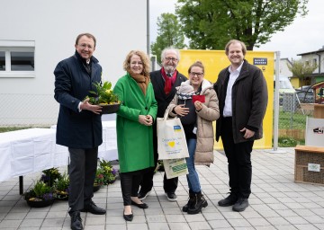 St. Pöltens Bürgermeister Matthias Stadler, Wohnbau-Landesrätin Christiane Teschl-Hofmeister, Obmann der Allgemeinen gemeinnützigen Wohnungsgenossenschaft St. Pölten Wilhelm Gelb, Mieterin Katharina Strasser mit Sohn Valentin und Vorstandsmitglied der Allgemeinen gemeinnützigen Wohnungsgenossenschaft St. Pölten Jakob Gelb (v.l.n.r.)