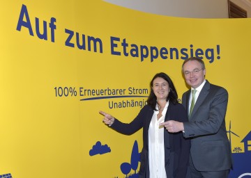 Expertin Monika Langthaler-Rosenberg und Energie-Landesrat Dr. Stephan Pernkopf rufen zum Etappensieg \"100 Prozent Strom aus Erneuerbarer Energie\" auf. (v.l.n.r.)