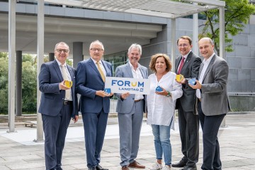So wie die einzelnen Gemeinden in Summe das Land ergeben, so ergeben ab 3. September die 573 eingefärbten Gemeindewappen und -symbole den Schriftzug „Forum Landtag“ und das Landeslogo. Landtagspräsident Karl Wilfing, seine Stellvertreter Präsident Karl Moser (2.v.l.) und Präsidentin Karin Renner sowie die beiden Gemeindevertreterverbands-Präsidenten Rupert Dworak (l.) und Johannes Pressl (r.) und NÖ Städtebundvorsitzender Matthias Stadler begutachteten schon einige der blau-gelben Gemeindewappen.