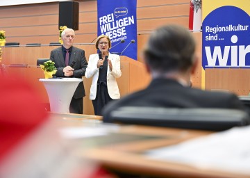 Landeshauptfrau Johanna Mikl-Leitner mit Martin Lammerhuber, Geschäftsführer Kultur.Region.Niederösterreich, bei der Eröffnungsfeier der fünften Freiwilligenmesse im Landtagssaal St. Pölten.