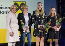 Landeshauptfrau Johanna Mikl-Leitner mit den Sportlerinnen des Jahres 2017. Von rechts: Jessica Pilz, Ivona Dadic und Corina Kuhnle 