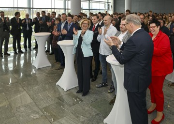 Rund 250 neu aufgenommene Landesbedienstete wurden im Foyer des Landtagssaales in St. Pölten herzlich begrüßt. Im Bild: Landeshauptfrau Johanna Mikl-Leitner, Landesamtsdirektor Werner Trock (2. von rechts) und Gruppenleiter, die Leiterin der Personalabteilung Verena Krammer (rechts) und neue Mitarbeiterinnen und Mitarbeiter.