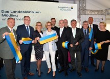 Im Bild von links nach rechts: Bürgermeister Hans-Stefan Hintner, LH-Stellvertreter Stephan Pernkopf, stv. Pflegedirektorin LK Baden-Mödling Katja Sacher, Landeshauptfrau Johanna Mikl-Leitner, Superintendent Lars Müller-Marienburg, ärztlicher Direktor LK Baden-Mödling Johann Pidlich, Weihbischof Franz Scharl, medizinischer Geschäftsführer NÖ Landeskliniken-Holding Markus Klamminger, stv. ärztlicher Direktor LK Baden-Mödling Burghard Plainer, stv. kaufmännischer Direktor LK Baden-Mödling Nikolaus Jorda, Pflegedirektorin LK Baden-Mödling Margit Wukitsevits