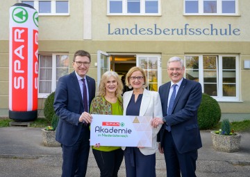 Spar-Geschäftsführer Alois Huber, Direktorin Ulrike Schleicher, Landeshauptfrau Johanna Mikl-Leitner und Spar-Vorstandsvorsitzender Hans K. Reisch (v.l.n.r.) vor der Landesberufsschule Laa an der Thaya.
<br />
 
<br />
