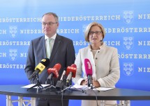 Pressekonferenz im NÖ Landhaus: Landeshauptfrau Johanna Mikl-Leitner mit LH-Stellvertreter Stephan Pernkopf.