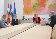 Julia Franzen und Theresa Braunsteiner im Gespräch mit Landeshauptfrau Johanna Mikl-Leitner und Landesrat Martin Eichtinger (v.l.n.r.).
