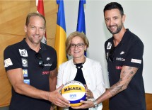 Aushängeschild für das Sportland Niederösterreich: Gratulation von Landeshauptfrau Johanna Mikl-Leitner (Mitte) an Alexander Horst und Clemens Doppler (v.l.n.r.)