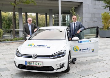 LH-Stellvertreter Stephan Pernkopf und Wirtschaftslandesrat Jochen Danninger mit einem e-Fahrzeug aus der Flotte von ecoplus 