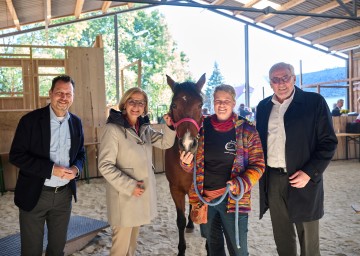 (v.l.) Alexander Hofer, Landesdirektor ORF NÖ, Landeshauptfrau Johanna Mikl-Leitner, Therapiepferd Pocahontas, Hofgründerin Doris Waldhäusl und Pius Strobl, Leiter ORF Humanitarian Broadcasting und Chef von Licht ins Dunkel im ORF.