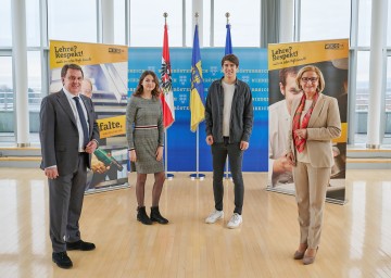 Landeshauptfrau Johanna Mikl-Leitner und Wolfgang Ecker, Präsident der Wirtschaftskammer NÖ, gratulieren Bianca Dirnecker und Eric Raffetseder zum ausgezeichneten Lehrabschluss – stellvertretend für die 583 jungen Menschen, die ihre Lehre 2019/2020 mit Auszeichnung zu Ende gebracht haben.