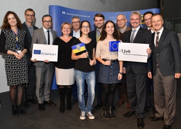 Im Bild von links nach rechts: MMag. Veronika Trubel, Dr. Walter Grond, Mag. Murat Düzel, Mag. Gabriele Ecker, Martin Gebhart, Bernadette Sarman (NÖ), Bgm. Lukas Michlmayr, Aurora-Doris Fr&#259;&#539;il&#259; (Rumänien), Mag. Michael Koch, LR Mag. Karl Wilfing, Mag. Helmuth Sturm und Ing. Johannes Trümmel