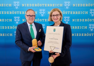 Landeshauptfrau Johanna Mikl-Leitner überreichte das „Silberne Komturkreuz des Ehrenzeichens für Verdienste um das Bundesland Niederösterreich“ an Erhard Grossnigg, Unternehmer sowie Gründungsgesellschafter der Austro Holding.