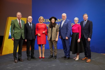 Von links nach rechts: Gustav Dressler, David Bosshart, Landeshauptfrau Johanna Mikl-Leitner, Diana Kinnert, LH-Stellvertreter Franz Schnabl, Steffi Burkhart, Landesrat Gottfried Waldhäusl.