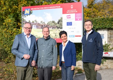 LH-Stellvertreter Stephan Pernkopf, Bürgermeister Erich Moser, Naturparke NÖ Geschäftsführerin Jasmine Bachmann und Naturpark Sparbach Direktor Hans-Jörg Damm.