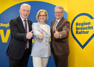 Landeshauptfrau Johanna Mikl-Leitner mit dem Geschäftsführer der Regional.Kultur.NÖ Martin Lammerhuber (li.) und dem Leiter der Abteilung Kunst und Kultur Hermann Dikowitsch.