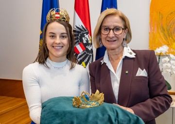 LH Mikl-Leitner präsentiert neue Krone für NÖ Weinkönigin