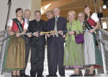 Eröffnung der Landesausstellung 2015 am Standort Frankenfels-Laubenbachmühle: Dirndlkönigin Kathrin Patschender, NÖVOG-Geschäftsführer Dr. Gerhard Stindl, Bürgermeister Franz Größbacher (Gemeinde Frankenfels), Landesausstellungs-Geschäftsführer Kurt Farasin, Landeshauptmann Dr. Erwin Pröll, Elisabeth Pröll, Bürgermeister Anton Gonaus (Gemeinde Kirchberg/Pielach) und Dirndlprinzessin Jaqueline Kendler. (v.l.n.r.)