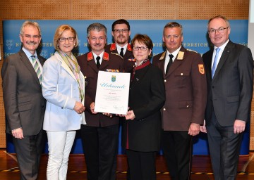 Urkunde für 150 Jahre Freiwillige Feuerwehr Sooß: Landtagspräsident Karl Wilfing, Landeshauptfrau Johanna Mikl-Leitner, Feuerwehr-Kommandant Ernst Fischer, Kommandant-Stv. Hermann Rauch, Bürgermeisterin Helene Schwarz, Landesfeuerwehrkommandant Dietmar Fahrafellner und LH-Stellvertreter Stephan Pernkopf (v.l.n.r.)