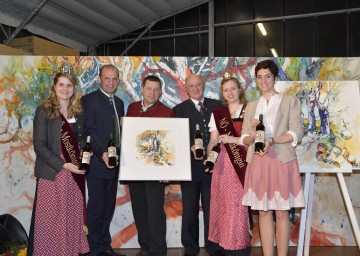 Bei der Jubiläumsmosttaufe in Aschbach-Markt: NÖ Mostkönigin Sandra I., Mostpate Otto Auer, Vizepräsident der Landwirtschaftskammer Niederösterreich, Landeshauptmann Dr. Erwin Pröll, Hans Hiebl, Obmann des Obstbauverbandes Mostviertel, NÖ Mostkönigin-Stellvertreterin Romana II. und Mostpatin Schauspielerin und Buchautorin Katrin Lux (v.l.n.r.)