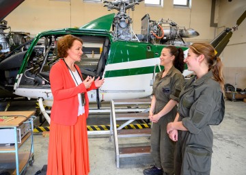 (v.l.n.r.): Bildungs-Landesrätin Christiane Teschl-Hofmeister mit Lena Freundlinger und Denise Weißhaupt