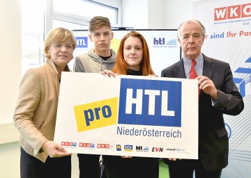 Initiative \"proHTL NÖ\" bringt Extra-Geld für innovative Schulprojekte: Landesrätin Mag. Barbara Schwarz und Initiator KommR Veit Schmid-Schmidsfelden, Geschäftsführer der Fertinger GmbH, präsentierten die neue Aktion.