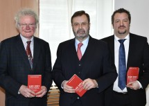 Landtagspräsident Hans Penz (m.) mit den beiden Autoren Karl Lengheimer (l.) und Thomas Obernosterer (r.).