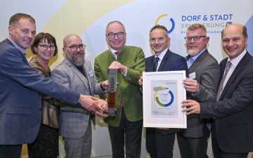 Gewinner aus Reinsberg bei der Übergabe (v.l.): Christian Vogelauer, Vereinsobfrau Maria Forstner, Bürgermeister Reinhard Nosofsky, LH-Stellvertreter Stephan Pernkopf, Franz Faschingleitner, Vizebgm. Andreas Prüller und NÖ Gemeindebund-Präsident Johannes Pressl. 