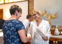 Landeshauptfrau Johanna Mikl-Leitner im Gespräch mit ehemaligen Gemeinderäten aus Wallsee-Sindelburg.