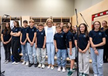 Landeshauptfrau Johanna Mikl-Leitner mit dem Chor der Musikmittelschule Neunkirchen, die den Festakt gemeinsam mit dem 1. Neunkirchner Musikverein musikalisch umrahmten.