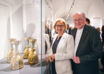 Landeshauptfrau Johanna Mikl-Leitner und Diözesanbischof Alois Schwarz bei der Ausstellung „Sakraler Jugendstil“ im Museum in Dom St. Pölten.