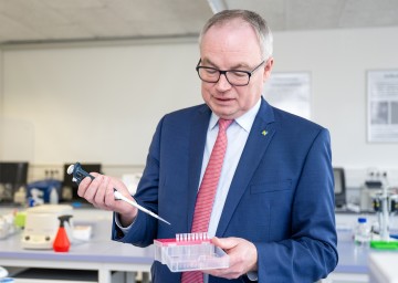 LH-Stellvertreter Stephan Pernkopf macht sich ein Bild von der Arbeit im Forschungszentrum Tulln. 