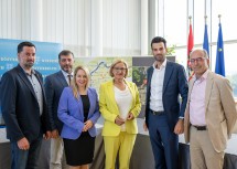 (v.l.n.r.) Josef Kienesberger, Bürgermeister Aggsbach Dorf, die Abgeordneten zum NÖ Landtag Josef Edlinger und Silke Dammerer, Landeshauptfrau Johanna Mikl-Leitner, LH-Stellvertreter Udo Landbauer und Andreas Nunzer, Spitzer Bürgermeister und Obmann der Welterbegemeinden Wachau.
